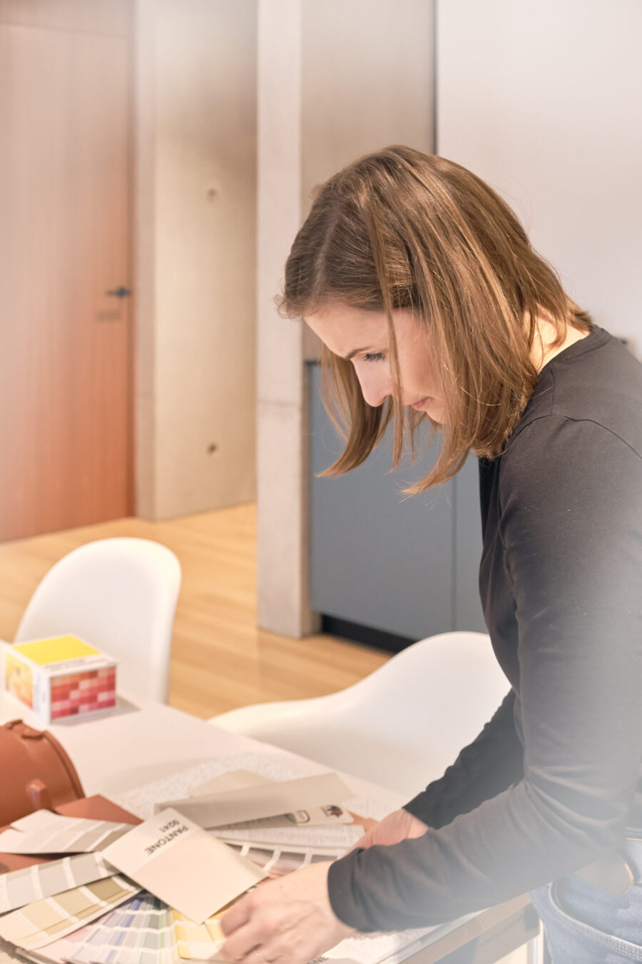 laub_muuhs architektur – modellbau im büro architektin arbeitet an einem architekturmodell im büro